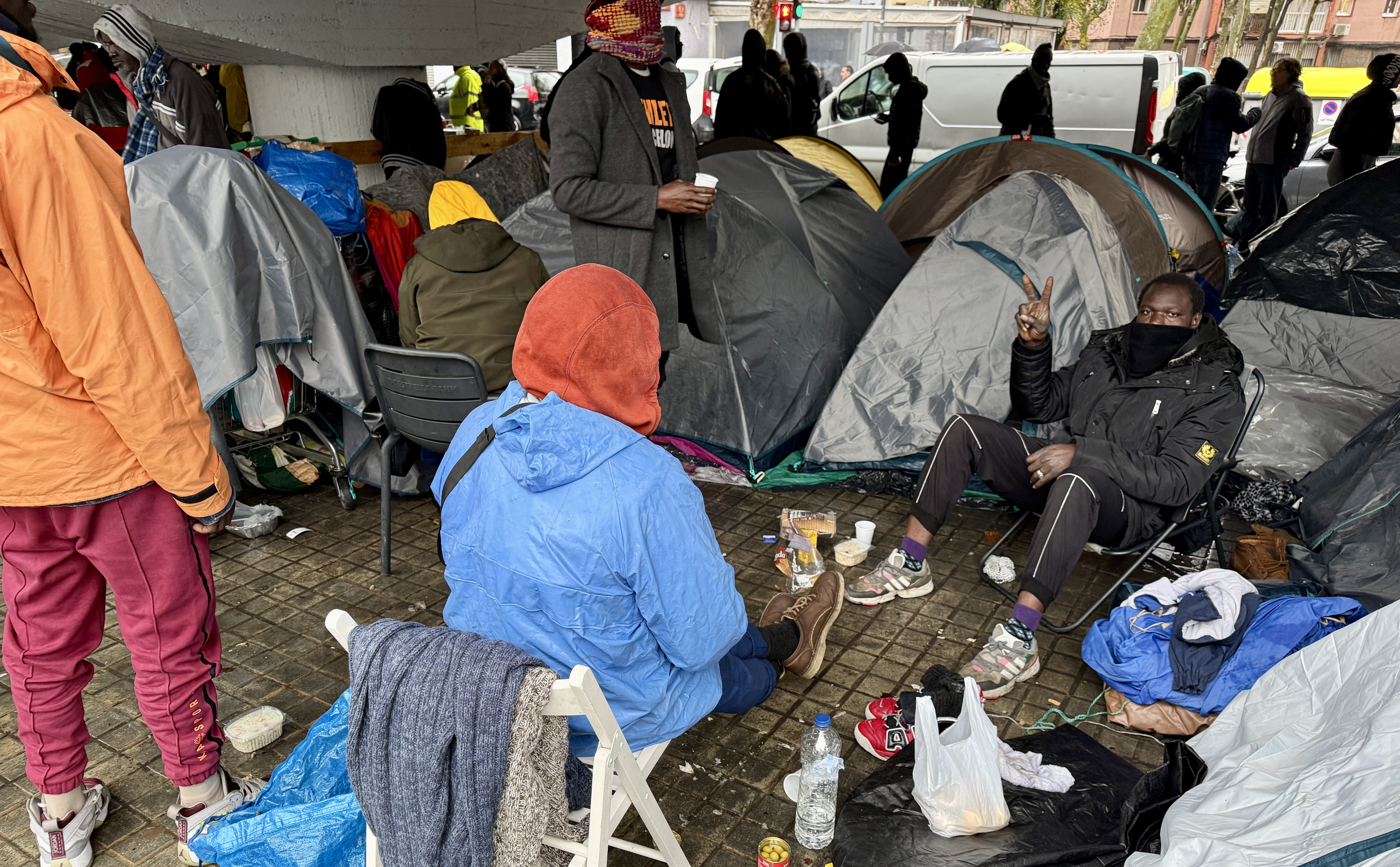 Some migrants evicted from Badalona's B9 old high school set a campsite under a highway bridge in the city