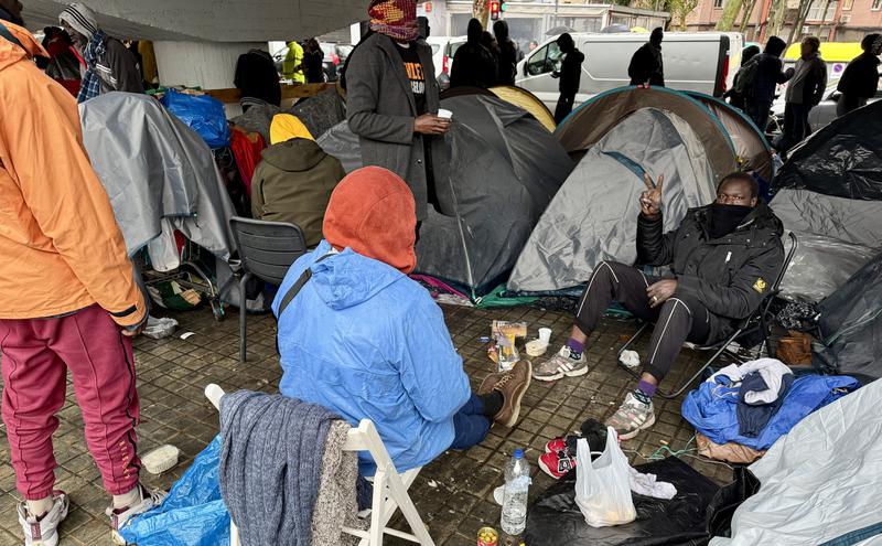 Some migrants evicted from Badalona's B9 old high school set a campsite under a highway bridge in the city