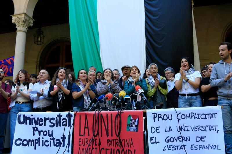 Membres de l'acampada en suport a Palestina a la Universitat de Barcelona (UB) i representants de les entitats de la societat civil en una roda de premsa a l'Edifici Històric. 