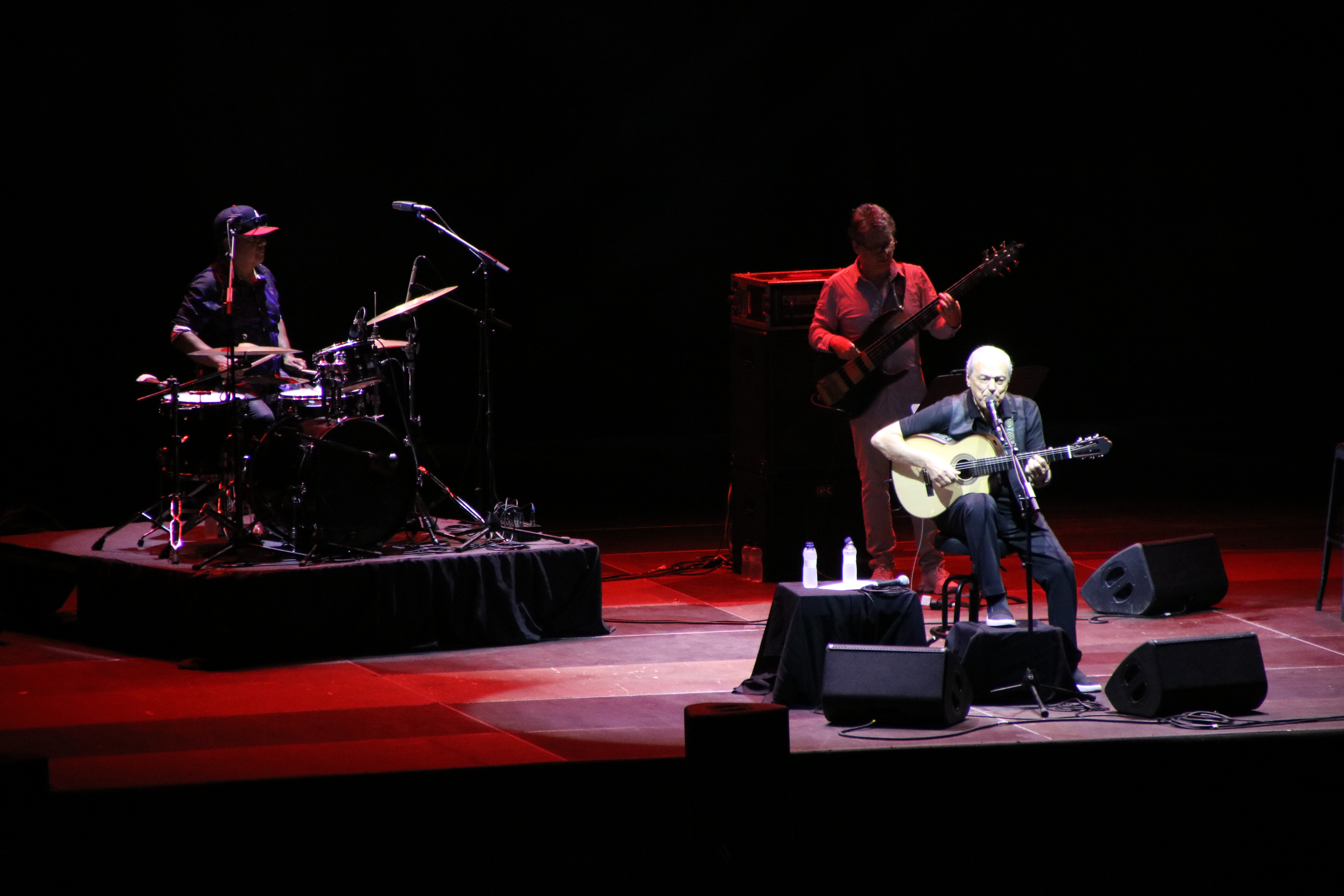 Toquinho performs in an intimate setting, accompanied only by a bassist and a drummer