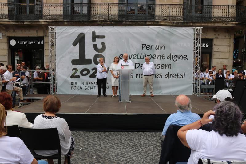 Event in Plaça Sant Jaume in Barcelona that gathered 300 people for International Day of Older Persons