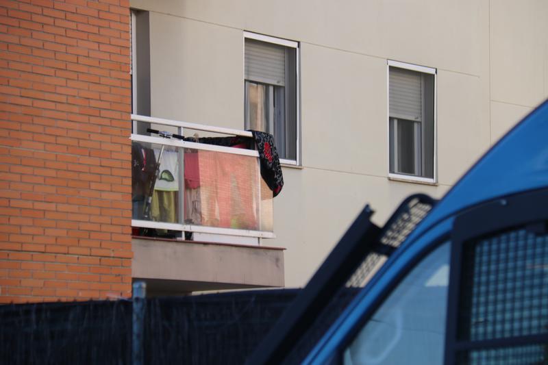 A Mossos vehicle during an eviction at one of the homes in the so-called "Caixa" apartments, on Carrer Òmnium Cultural in Vic