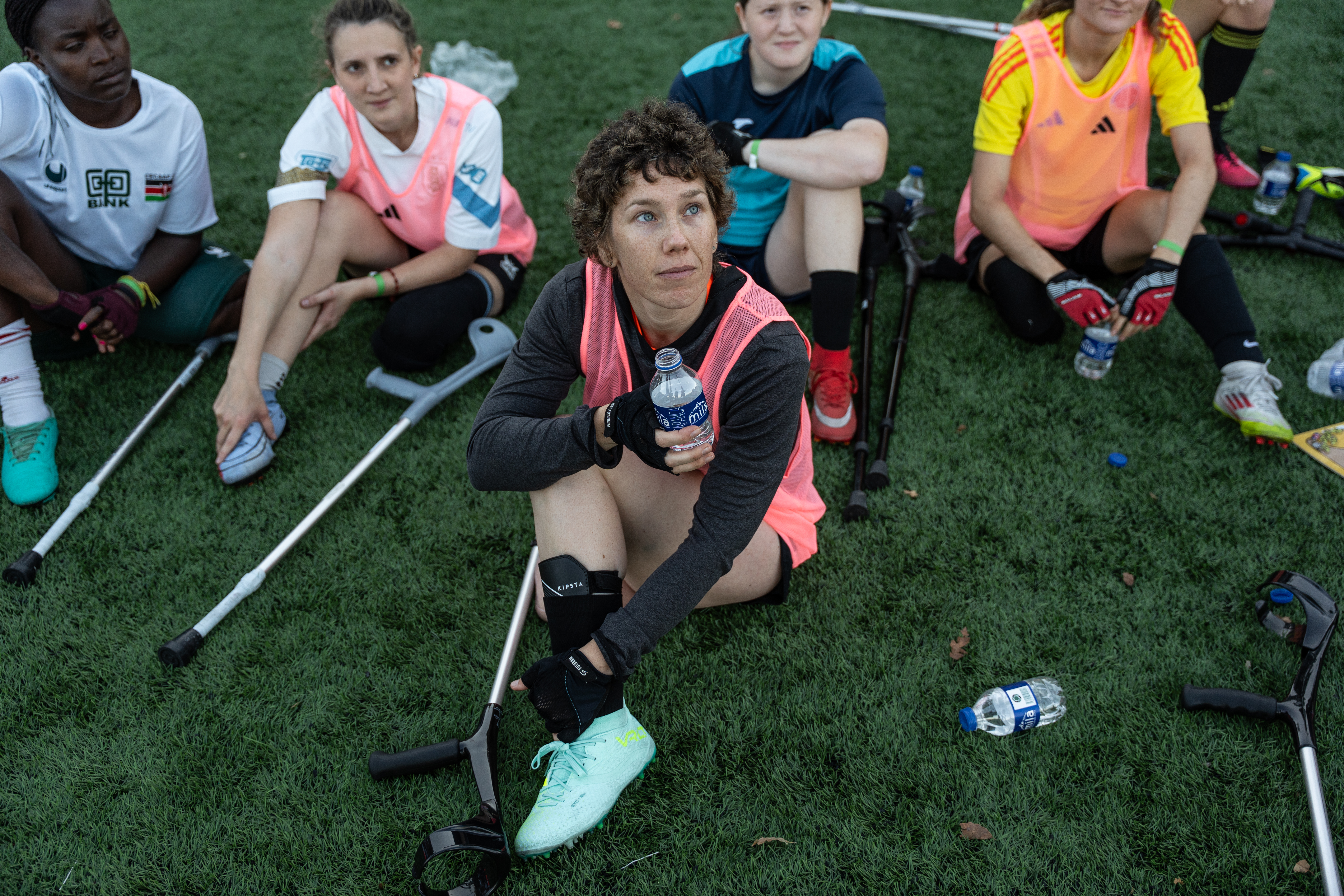 Suzan Beers alongside other amputee footballers at the EAFF Women's Football Camp in Yalova, Türkiye