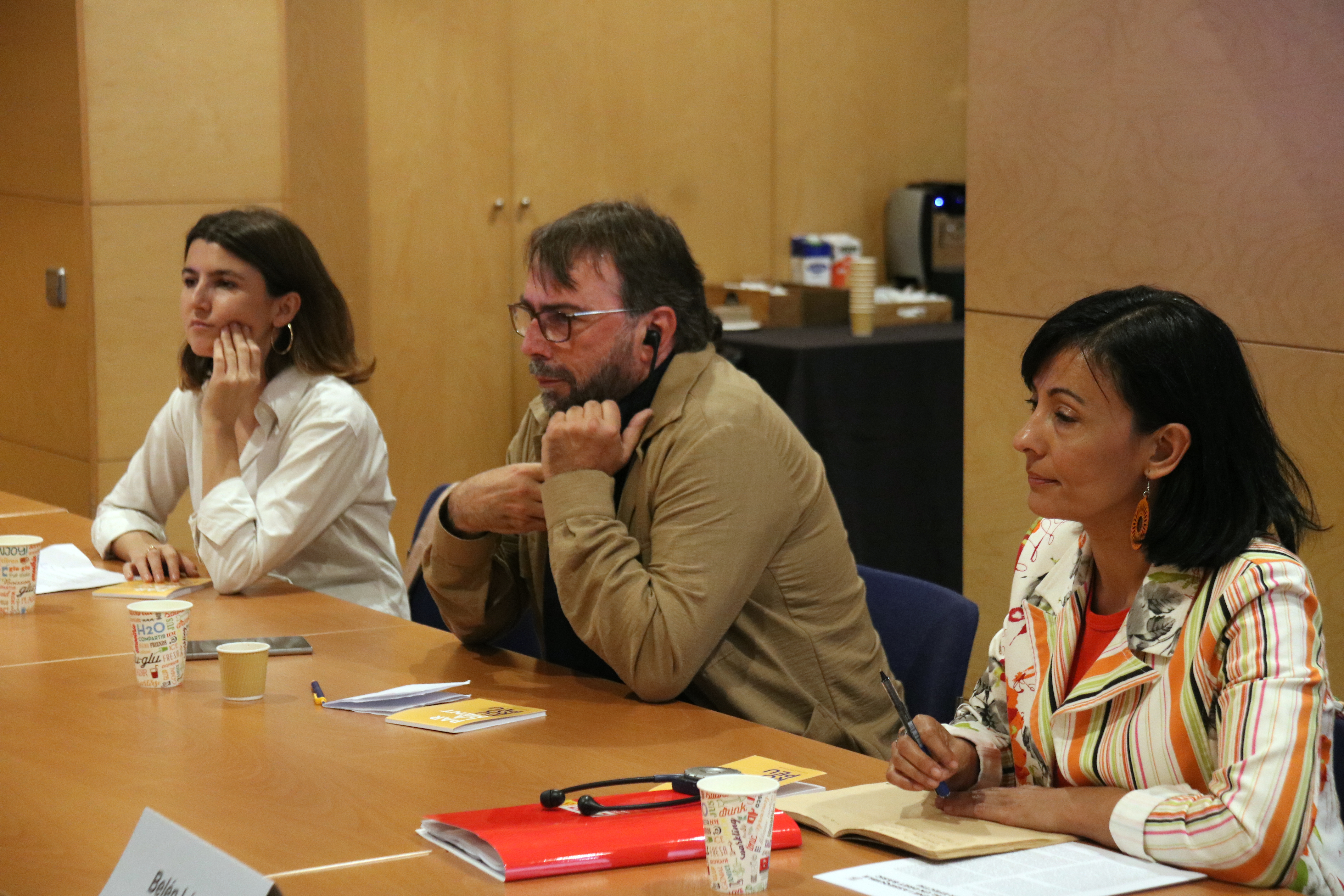 La portaveu del Sindicat de Llogateres, Carme Arcarazo; el secretari general d'UGT a Catalunya, Camil Ros; i la secretària general de CCOO, Belén López, abans de començar la reunió amb els eurodiputats.