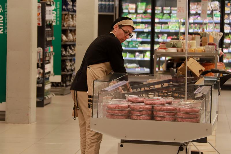 A worker at the Esclat supermarket in Sitges after the power outage registered on Monday across Spain