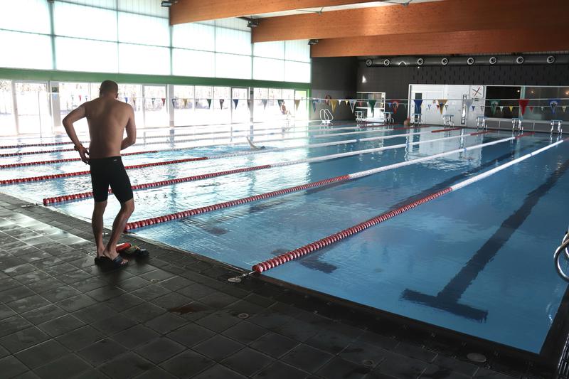 A swimmer readies himself to enter the water