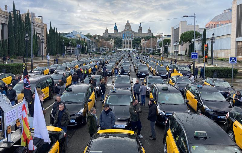 Taxi drivers demonstrate in front of the Catalan National Art Museum against ride-hailing apps such as Free Now, Uber, and Bolt on January 17, 2023