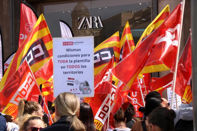 CCOO and UGT unions protest outside Zara on Passeig de Gràcia