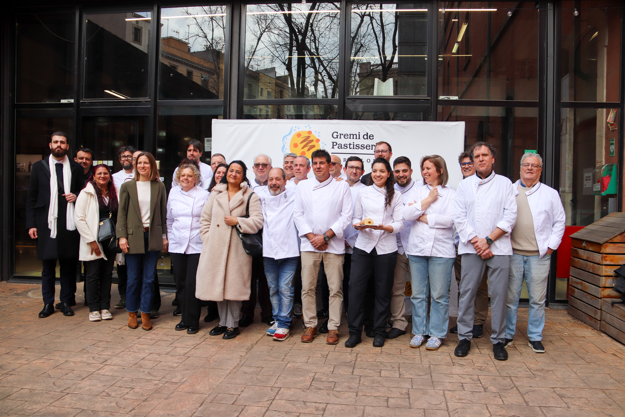 The pastry guilds of Barcelona, Girona, Lleida and Tarragona together with Veus Gitanes presenting the 'braç de gitano'