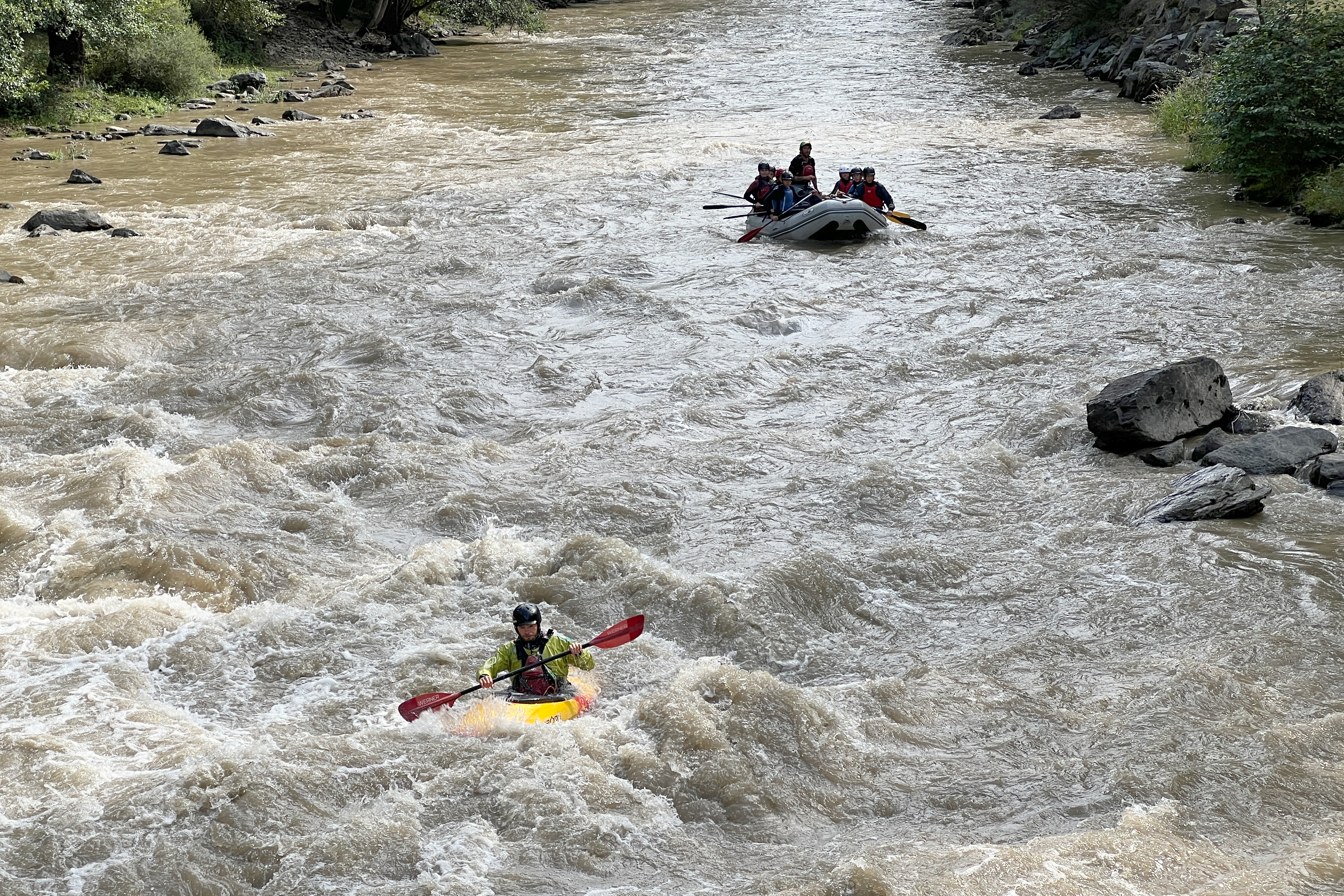 A canoe and a rafting boat on the Noguera Pallaresa River