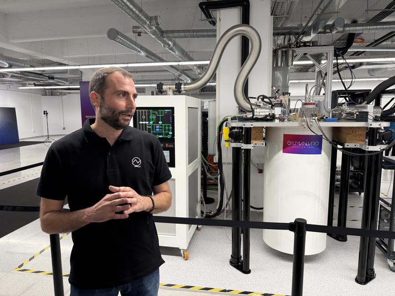 A worker at Qilimanjaro gives a group a tour of the newly inaugurated Quantum Data Centre in Barcelona
