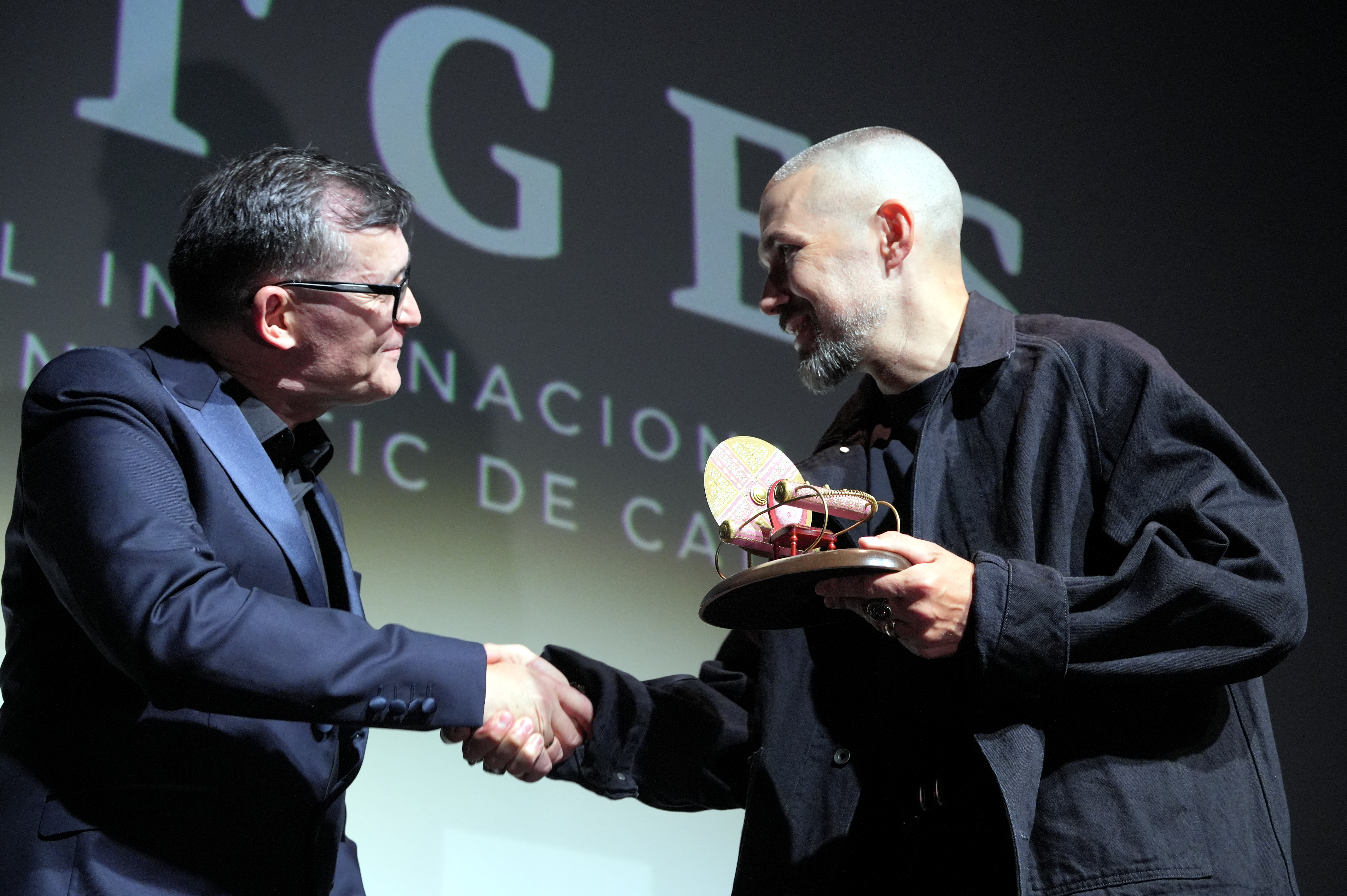 Sitges Festival director Ángel Sala presents the Time Machine Award to Robert Eggers.