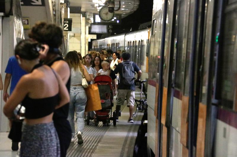 The platform in Plaça Catalunya as the train arrives