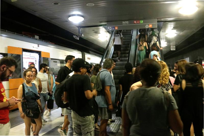 Commuters getting off a Rodalies train in Barcelona's Plaça de Catalunya station