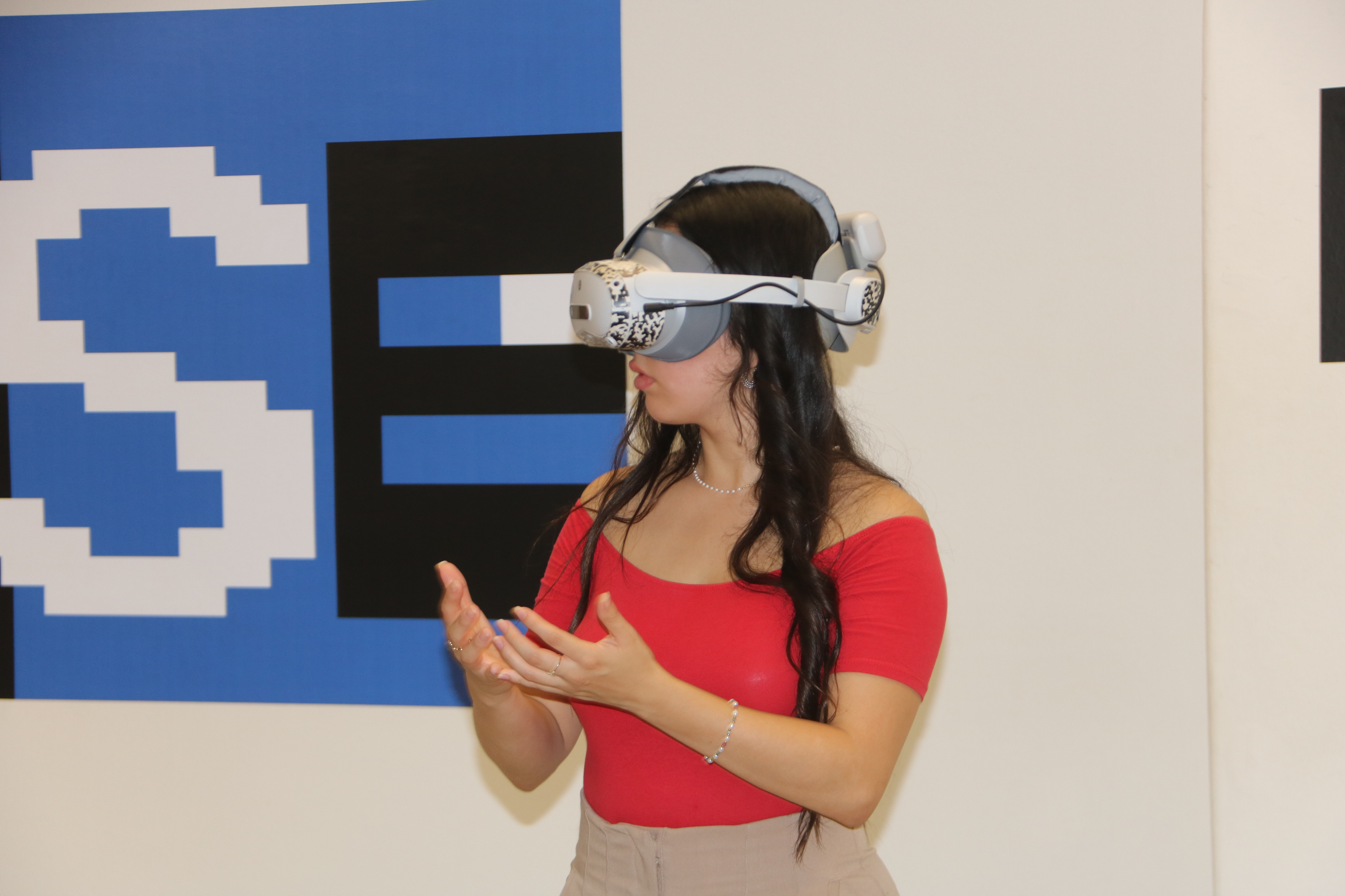 A woman takes part in one of the immersive experiences created by Univrse in Barcelona