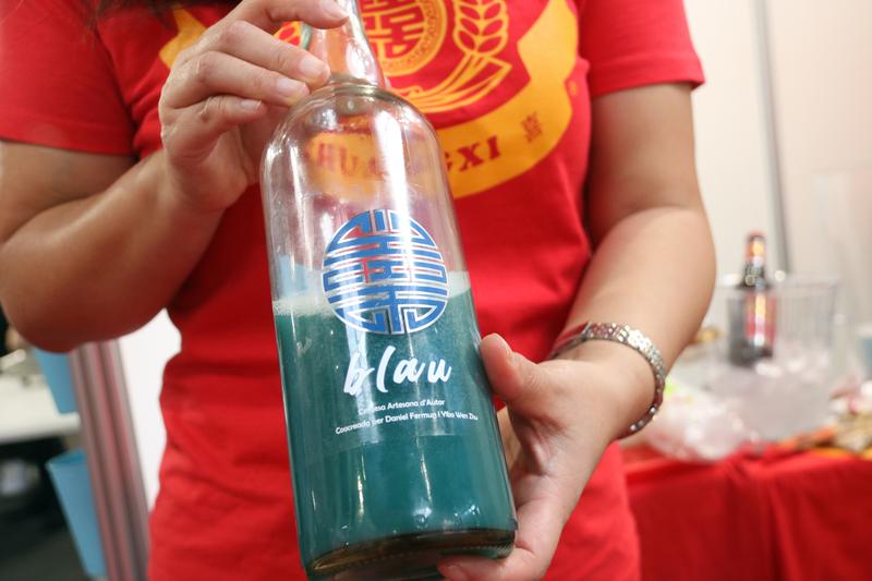 Blue beer made by Shuangxi Food, on display at the Gastronòmic Fòrum Barcelona 2023 food fair