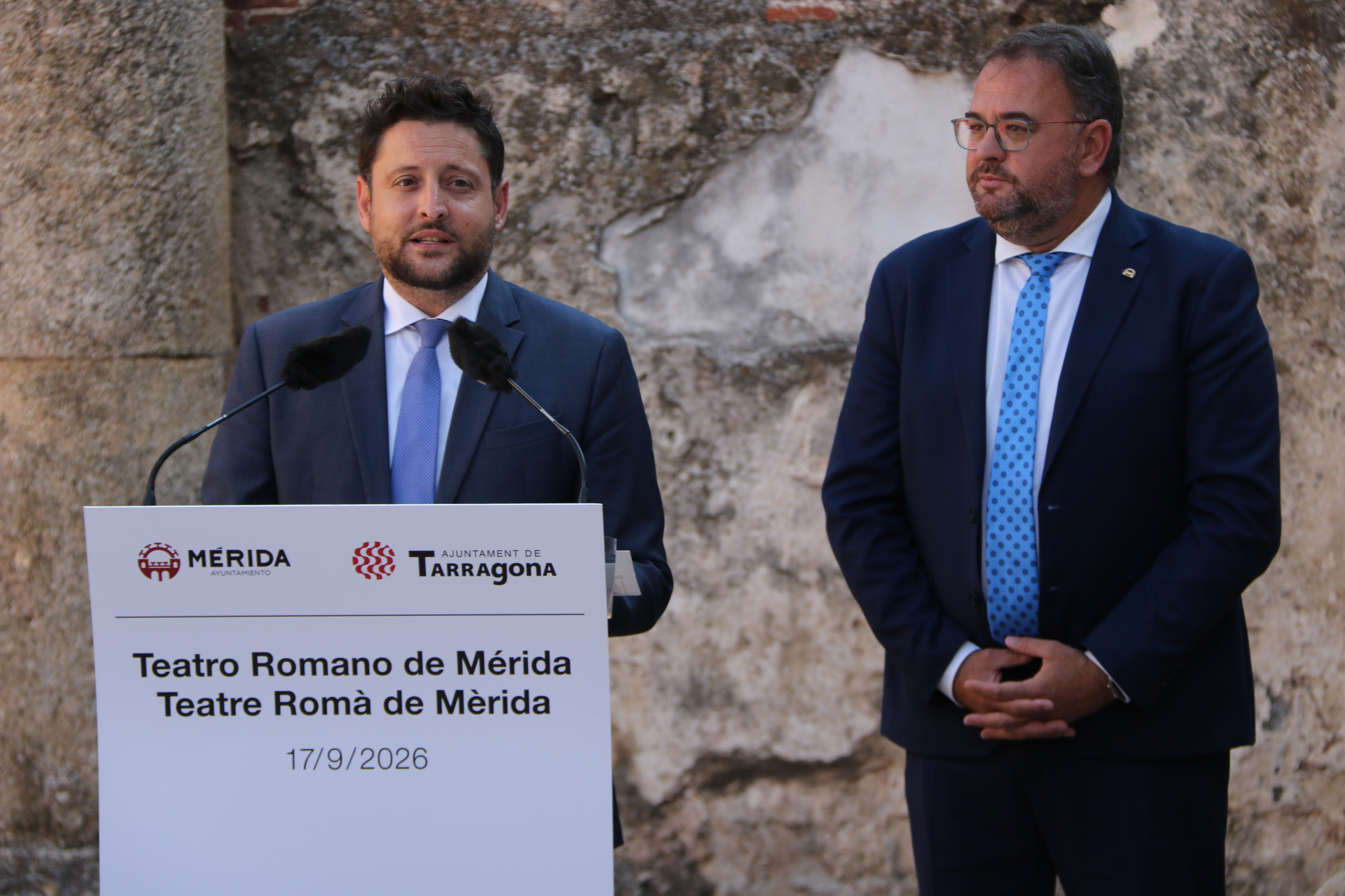 The mayor of Tarragona, Ruben Viñuales, and the mayor of Mérida, Antonio Rodríguez, this Thursday during the signing of the agreement between the Roman theaters of both cities.