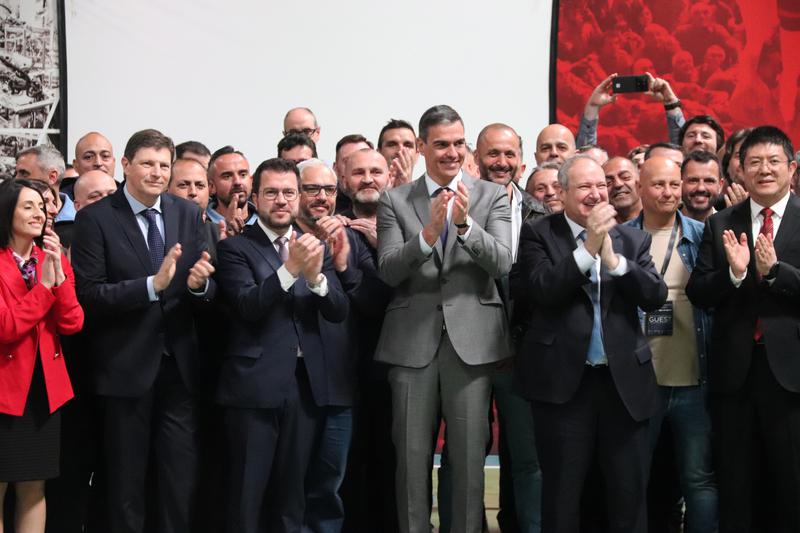 Spanish PM Pedro Sánchez, Catalan president Pere Aragonès, and Spanish industry minister Jordi Hereu pictured with former Nissan workers after the signing of the Chery-Ebro deal