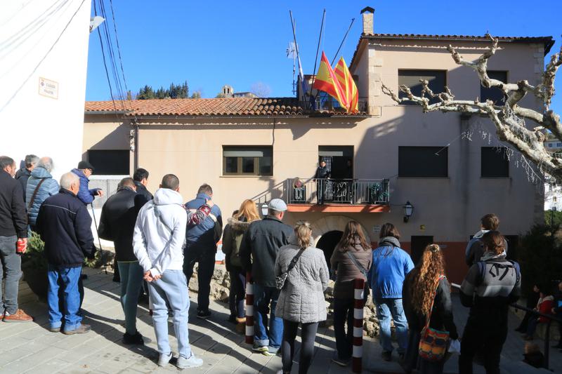 Pontons residents holding a minute of silence for the woman who was killed by her partner 