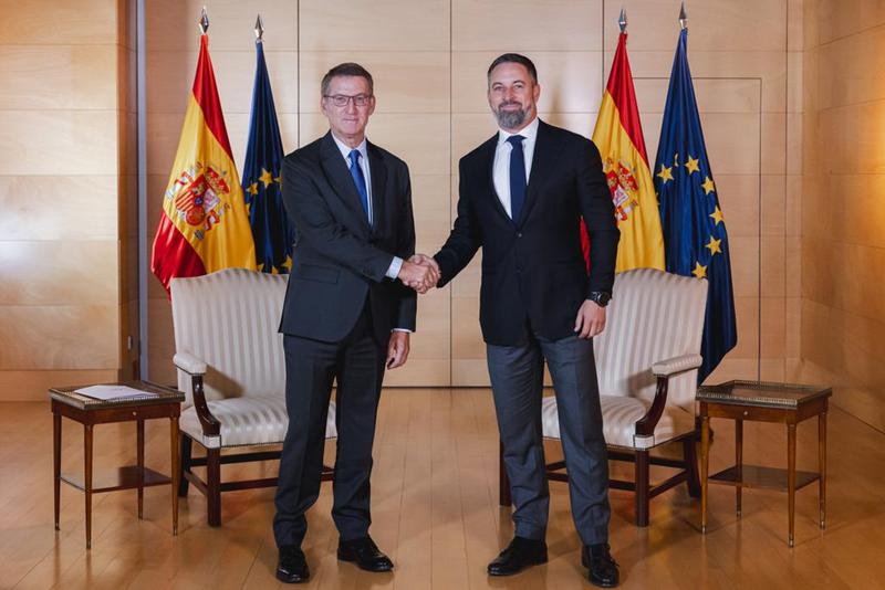Conservative People's Party leader Alberto Núñez Feijóo (left) and far-right Vox Santiago Abascal (right) met in congress on September 5, 2023
