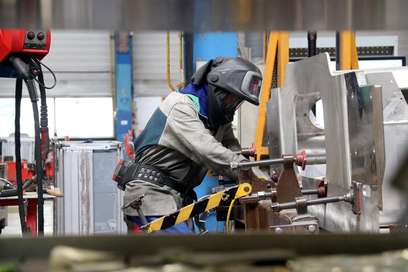 An employee working at the Alstom factory in Santa Perpètua de Mogoda