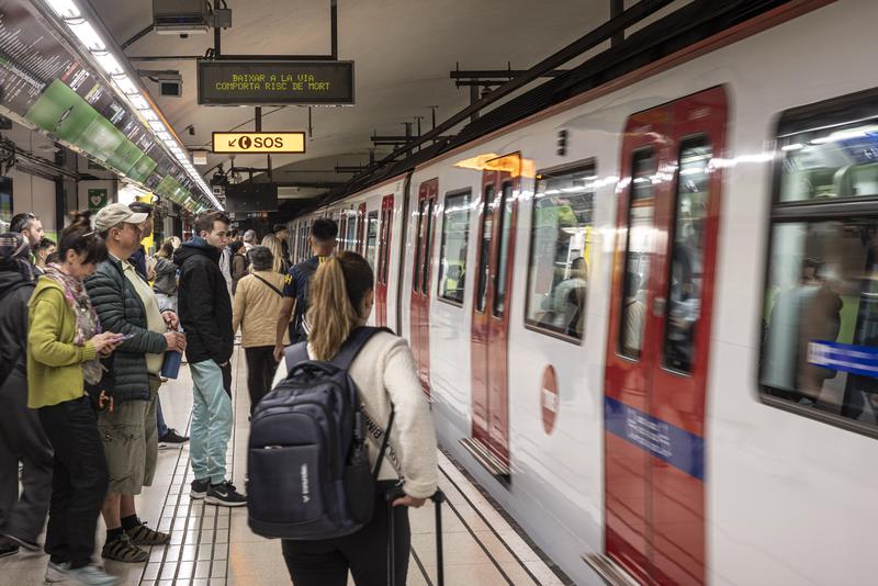 Passengers waiting on the Barcelona metro platform as the train arrives