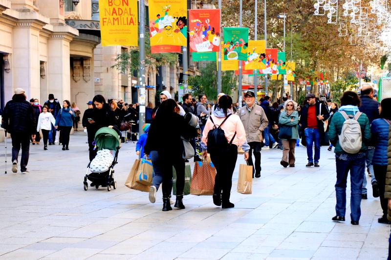 Christmas shoppers in Barcelona