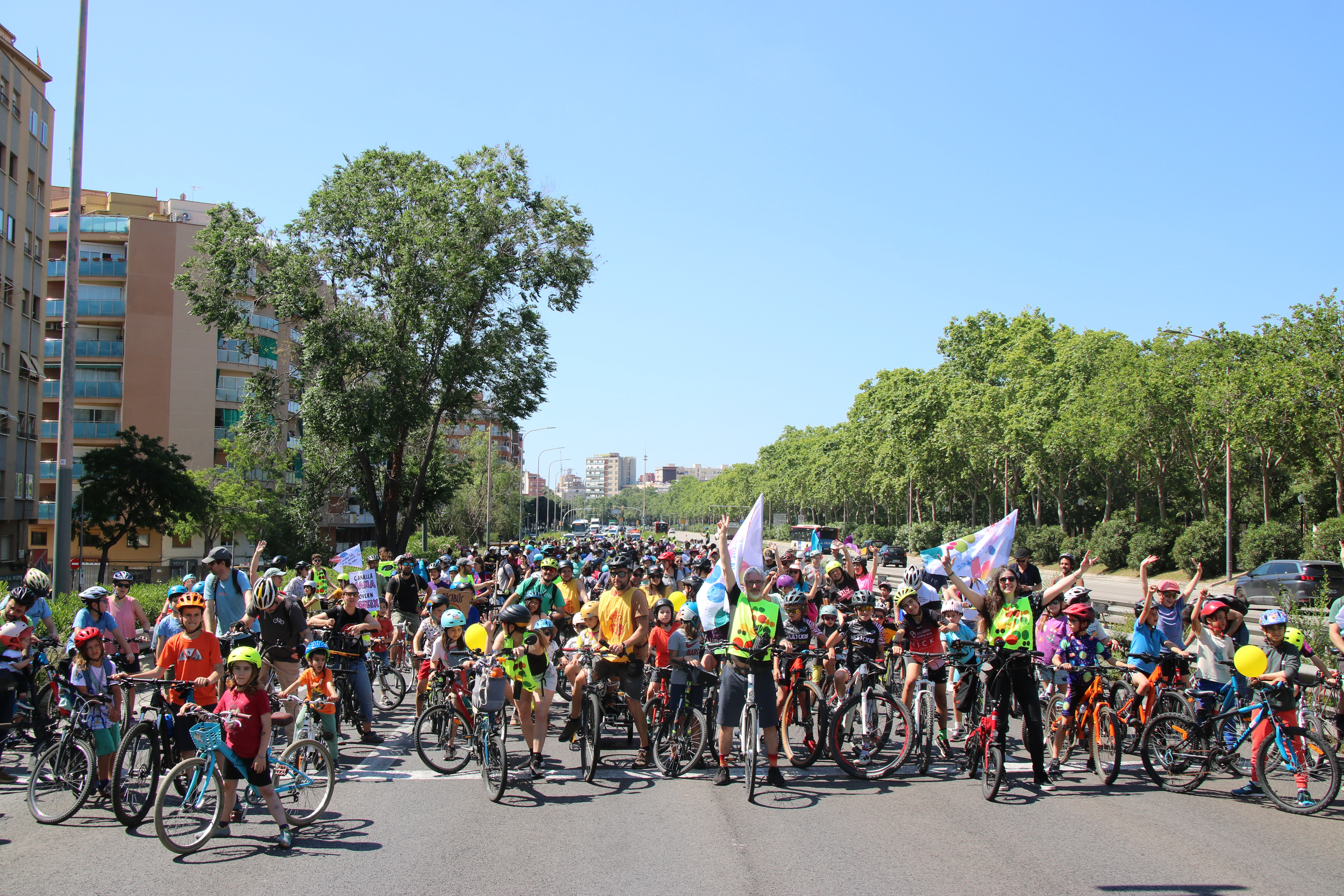 La foto de família de la 4a edició de la Kidical Mass abans de començar el recorregut