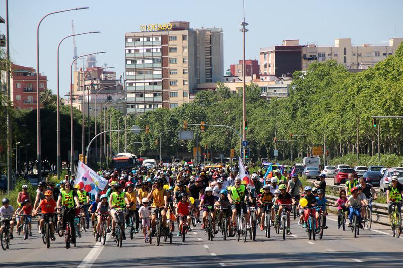 The fourth edition of Kidical Mass in Barcelona on Avinguda Meridiana