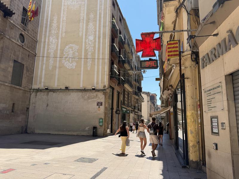 A thermometer reads 39°C in Plaça de la Paeria in Lleida on Monday