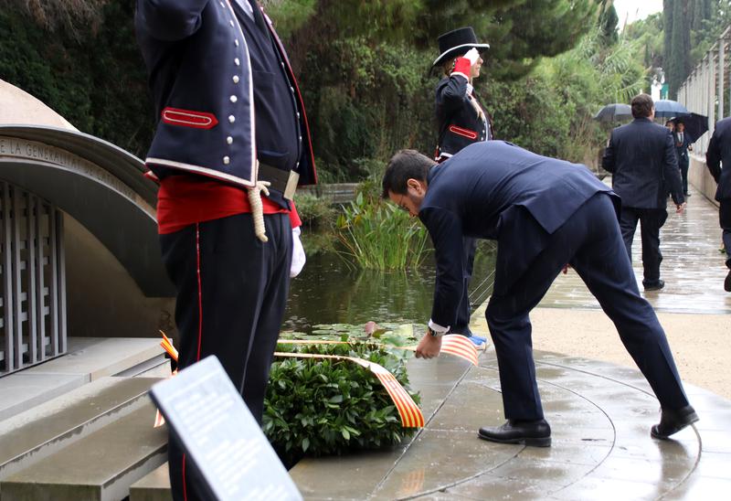 Catalan president, Pere Aragonès, laying flowers on Lluís Companys' gravesite