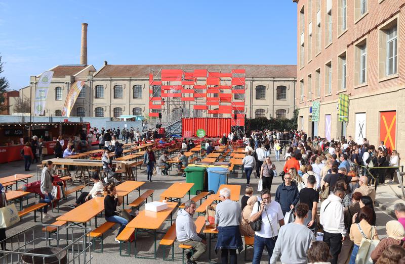 One of the Rec.0 Igualada shopping market outlets in the Rec neighborhood with restaurants and several stores