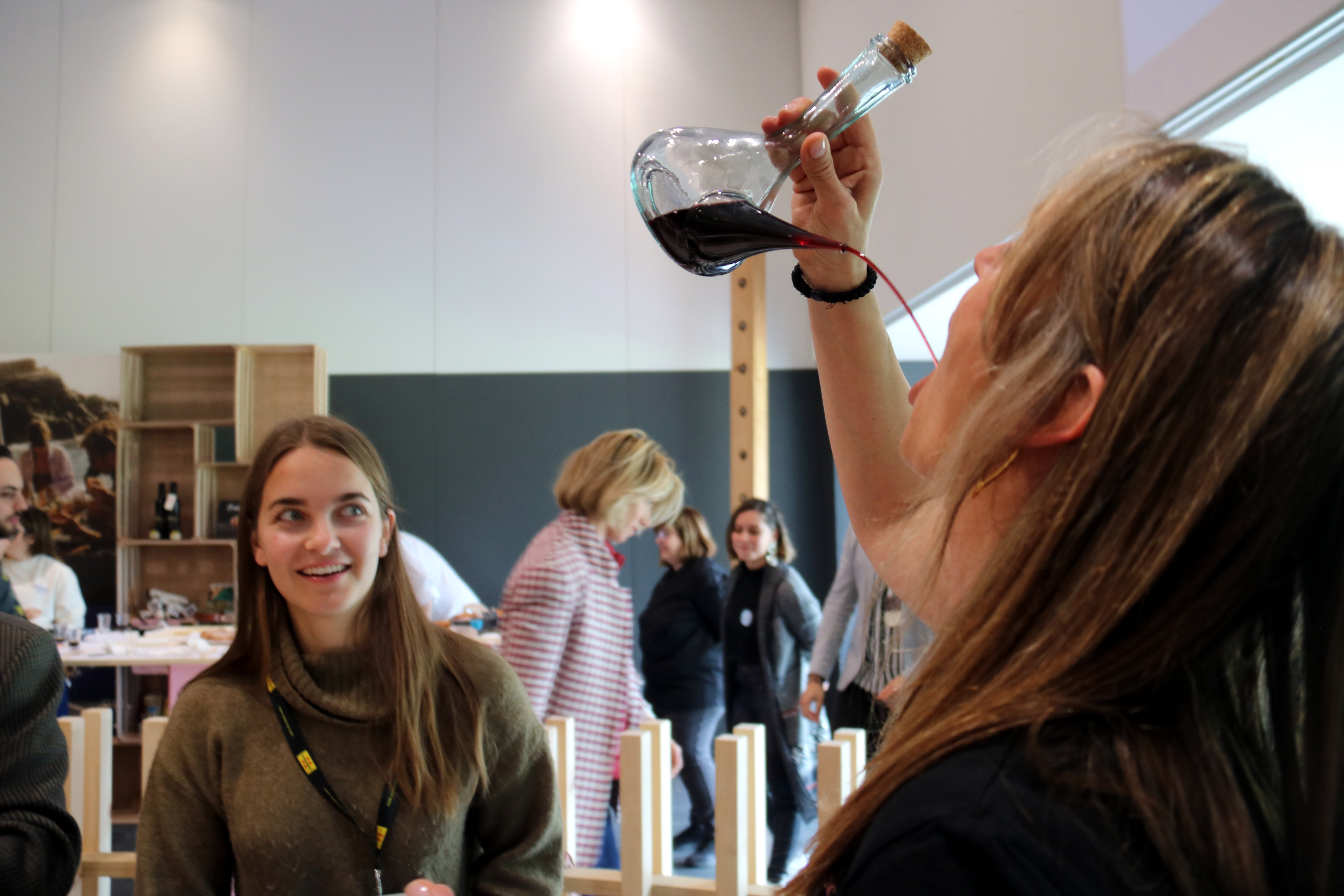 International influencers get to know Catalan gastronomy by drinking wine from a 'porró'