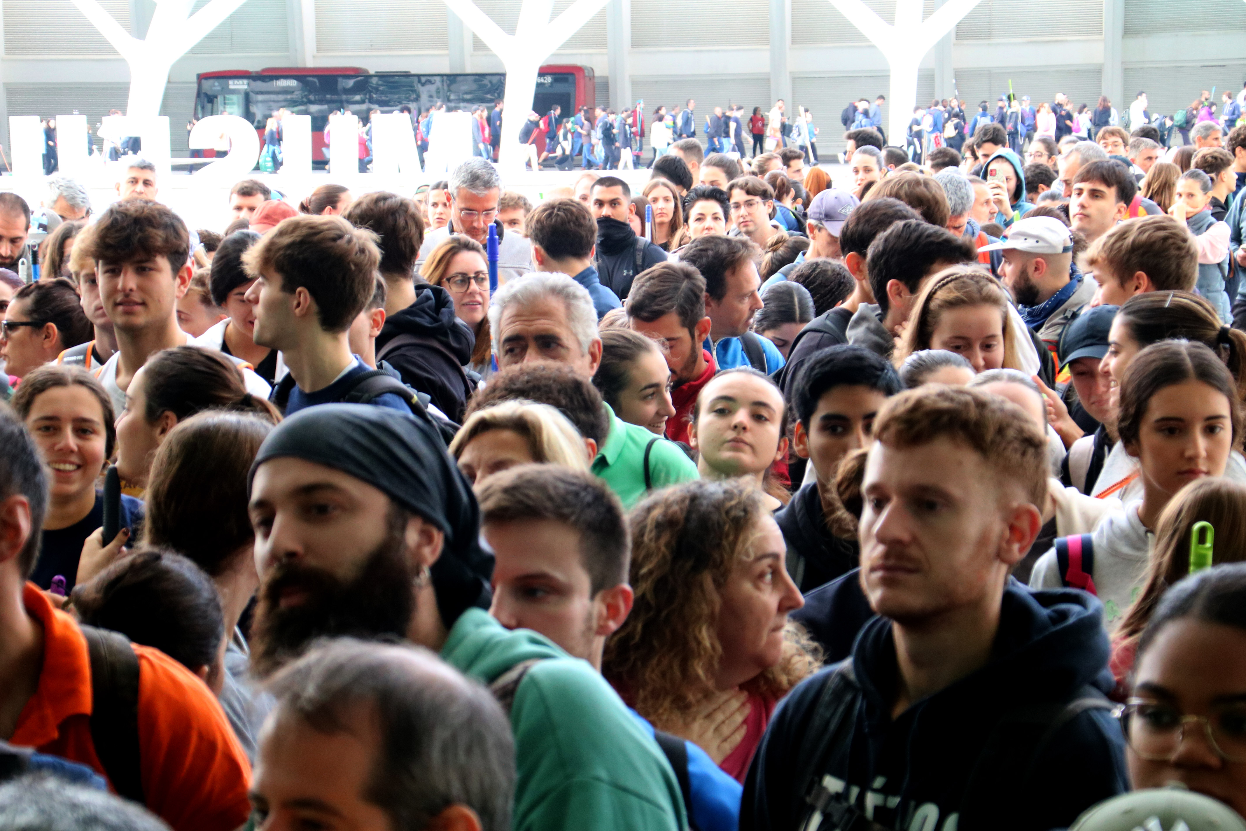 Thousands of people gather at the City of Arts and Sciences in Valencia to volunteer in the towns affected by the floods