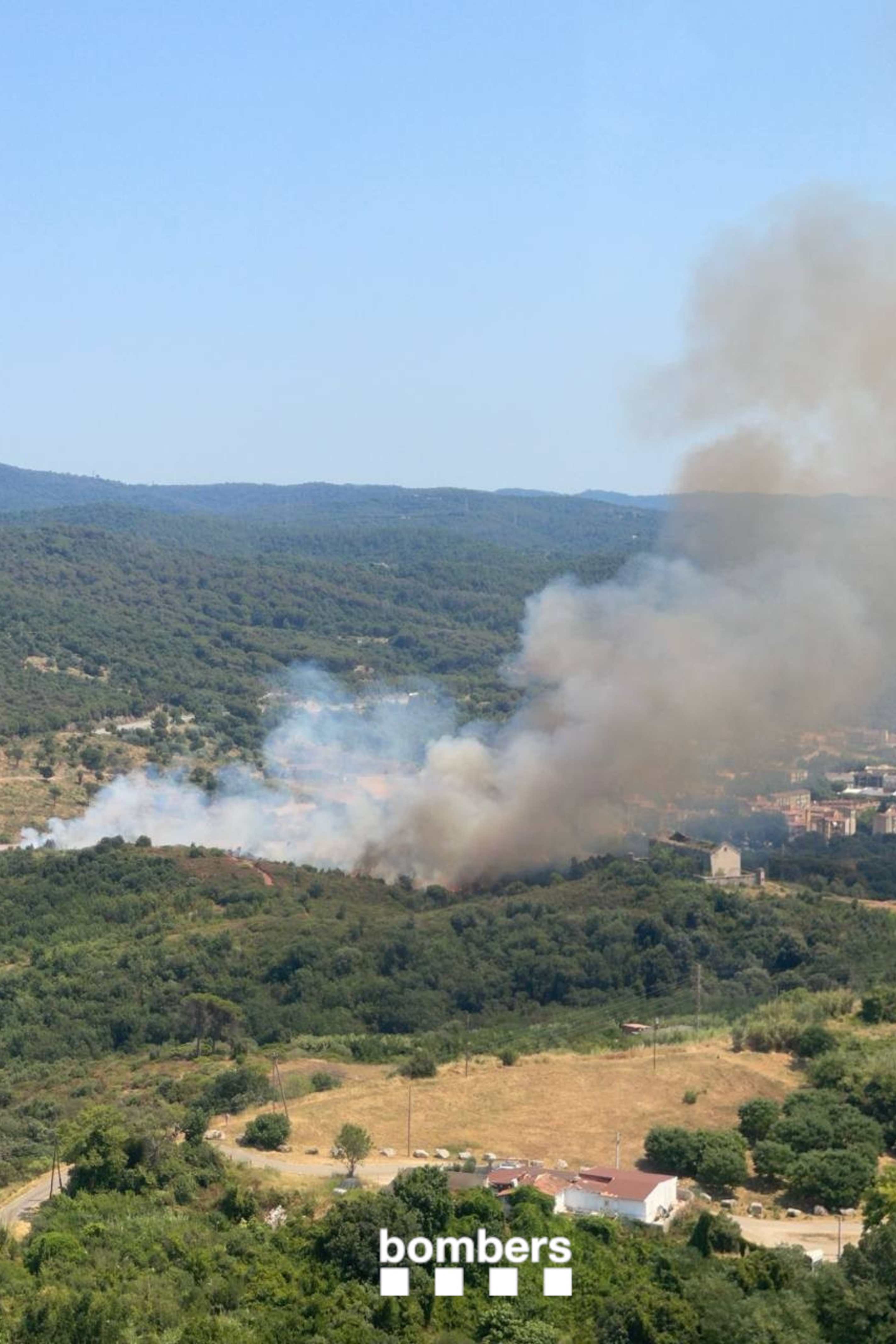 Una imatge aèria dels Bombers de l’incendi a al barri de Font de la Pòlvora