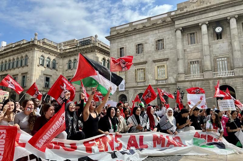 Around two thousand students demonstrate across Barcelona, reaching the Sant Jaume Square, where the city hall and the government’s headquarters are, on October 2, 2025