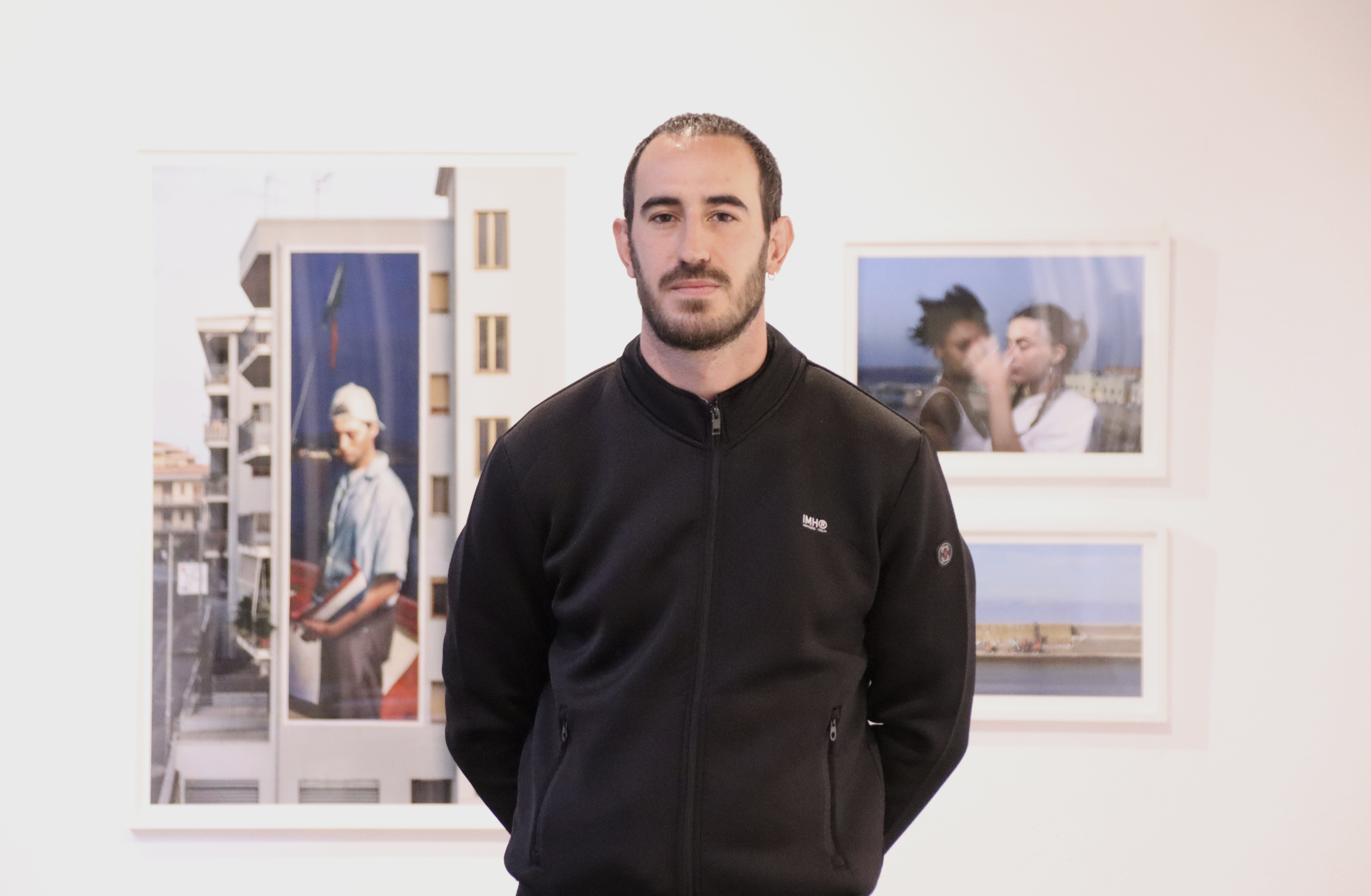 The artist Nil Safont (Slim Safont) at the exhibition