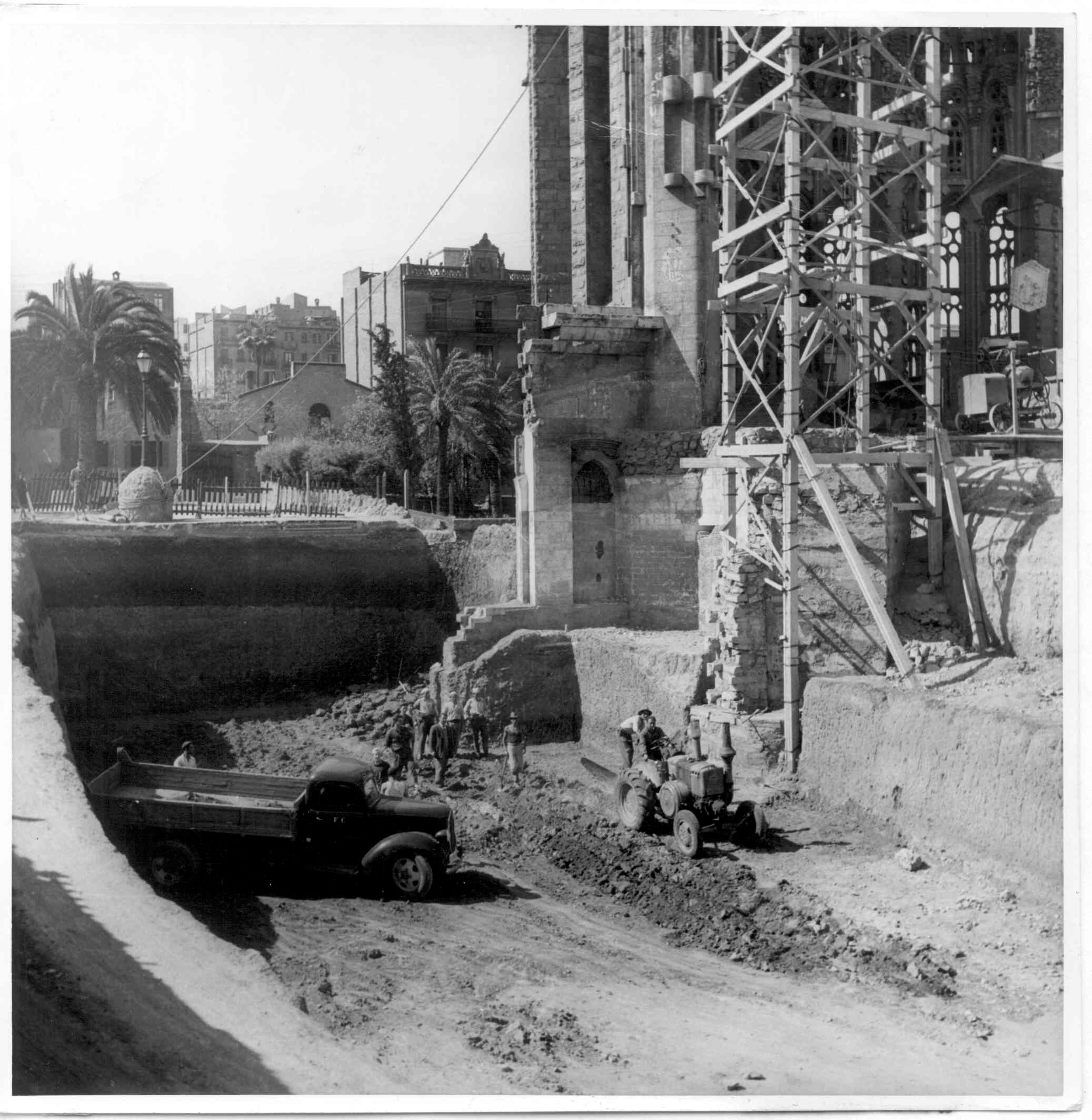 Wooden scaffolding during the first stage of the temple's construction, at the beginning of the 20th century
