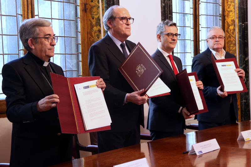 The President of the Catholic Church, Luis Argüello, the Ombudsman, Ángel Gabilondo, and the presidency minister, Félix Bolaños, this Monday in Madrid.