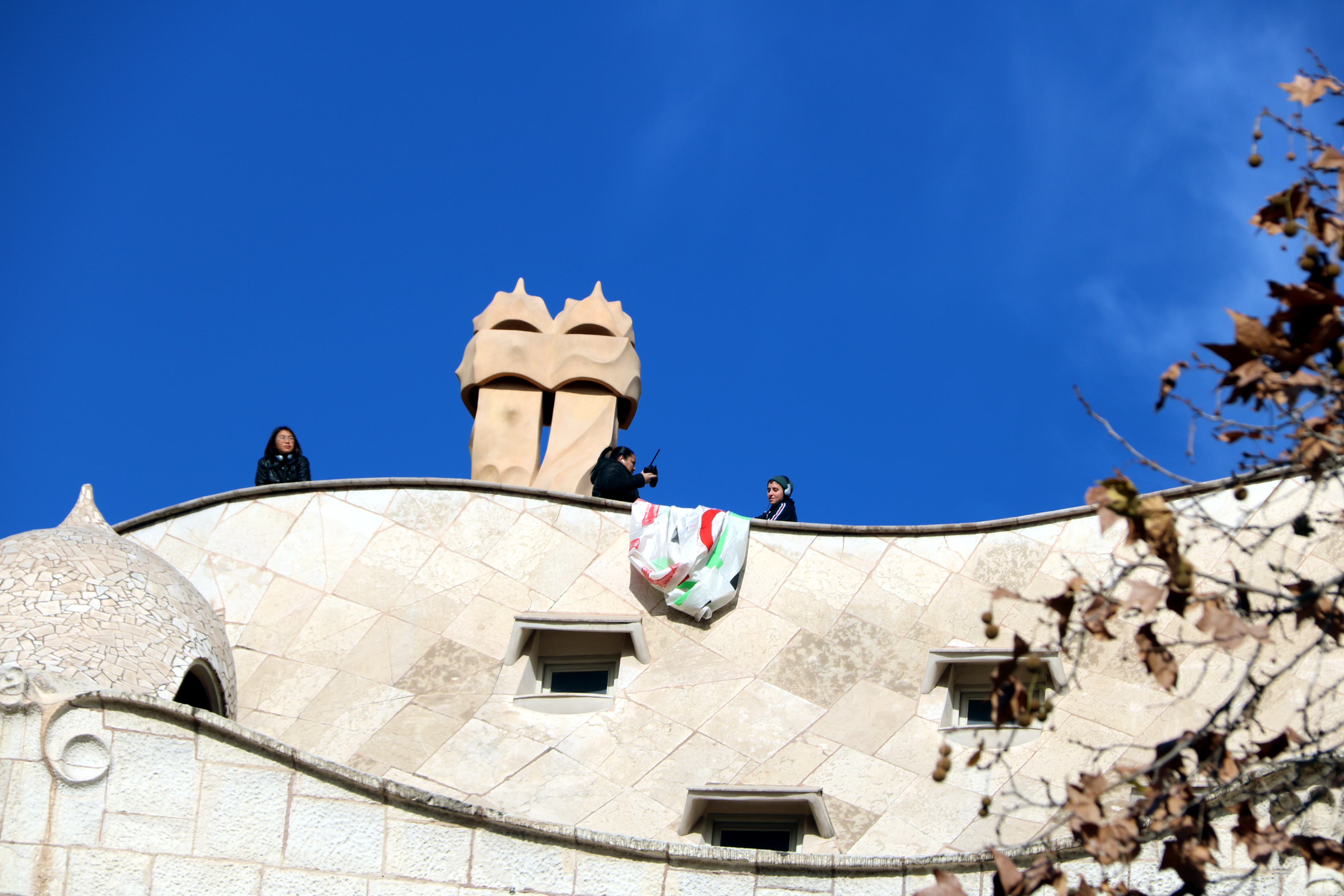 Els manifestants han intentat desplegar una pancarta en suport a Gaza a la façana de la Pedrera