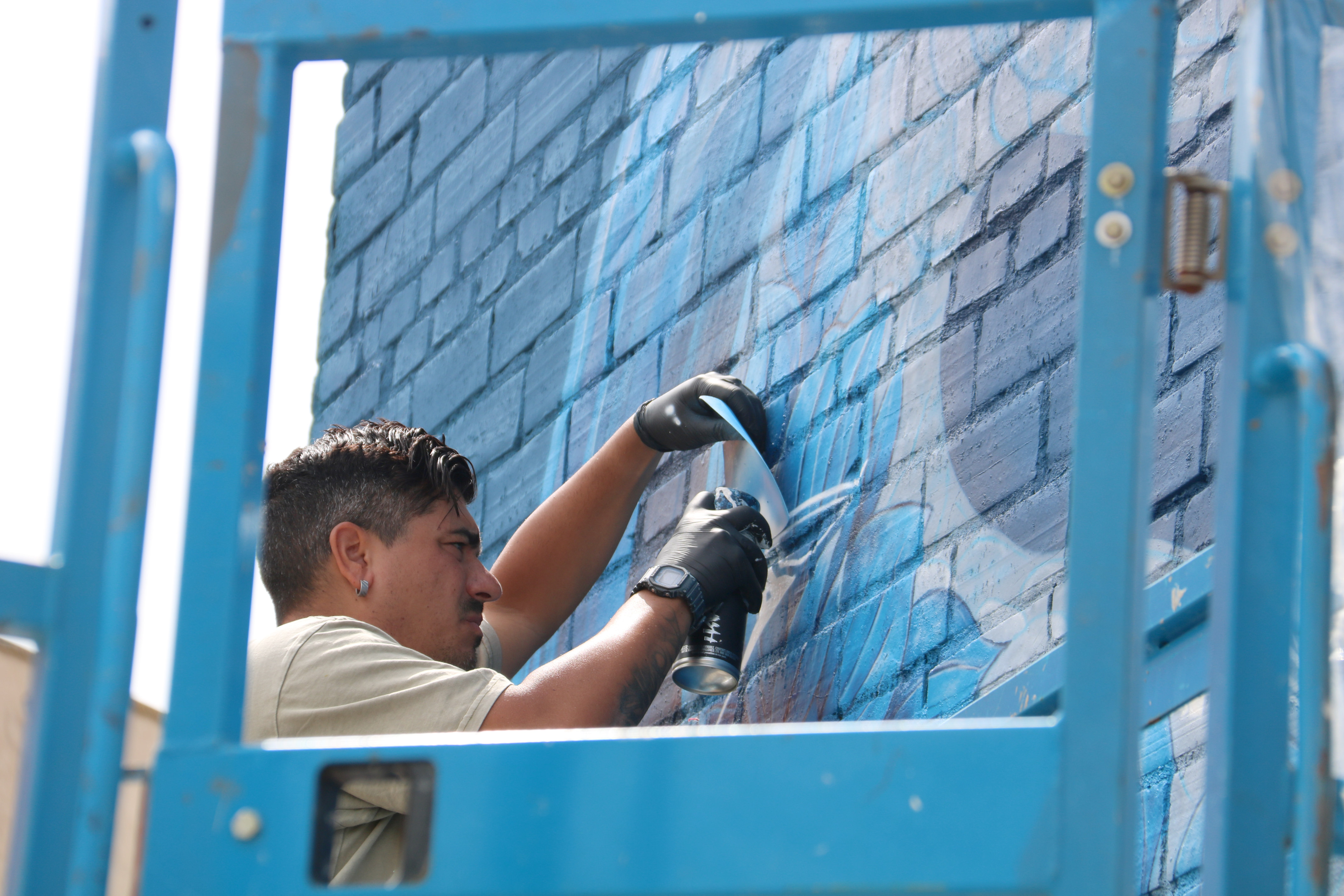 The artist Smile during the creation of a mural as part of the Gargar de Penelles 2025