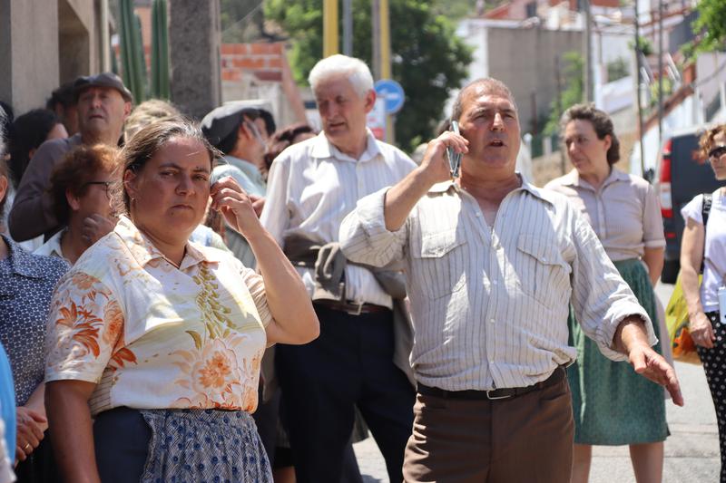 Extras playing Torre Baró neighbors in the filming of the movie 'El 47'.