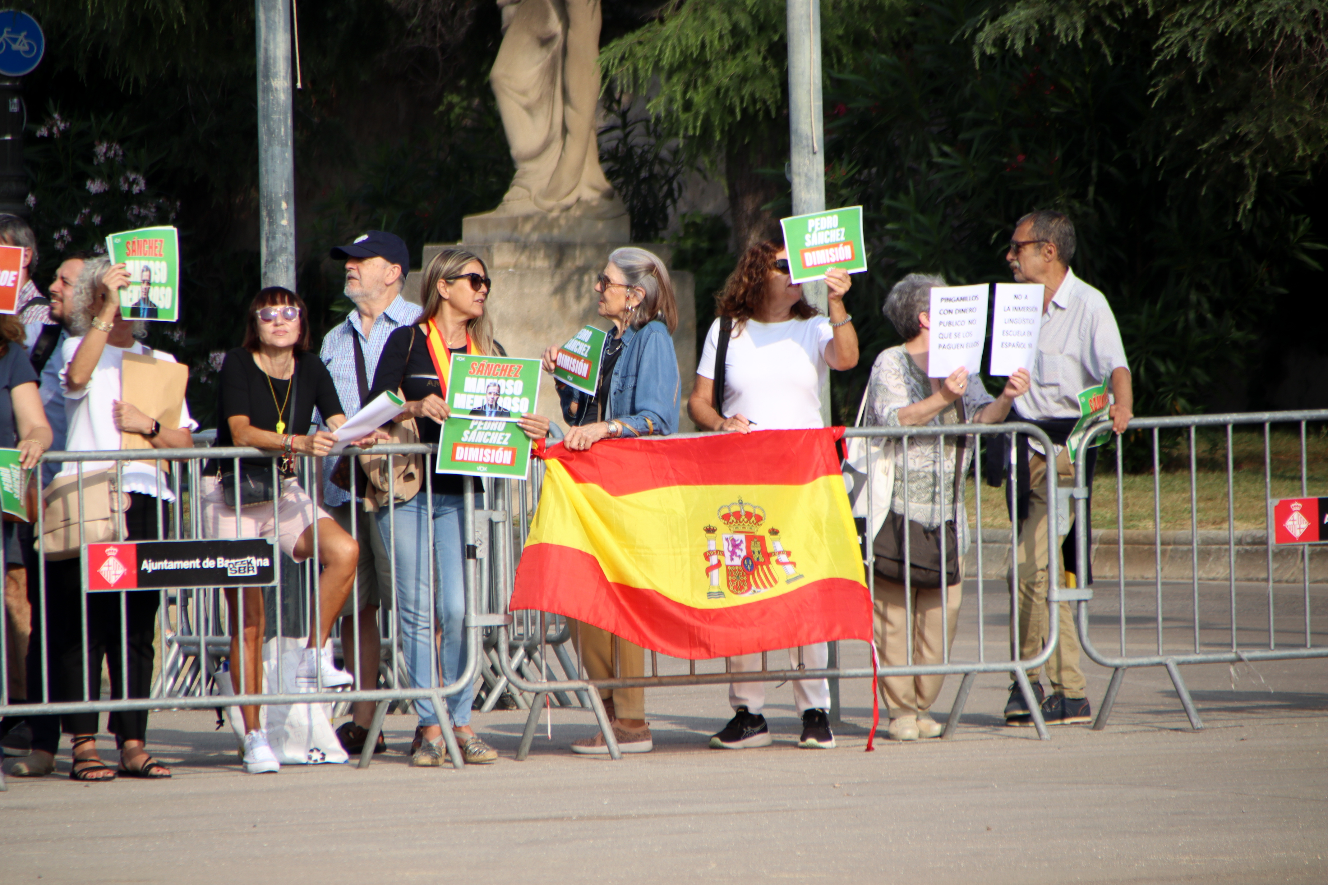 Protesters outside Pedralbes Palace