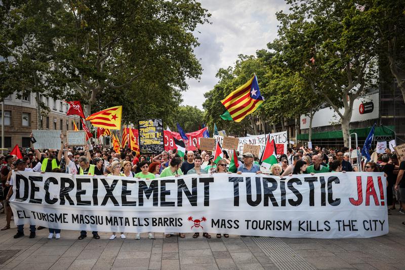 Demonstration in favor of less tourism in Barcelona with the message: "Mass tourism kills the city"