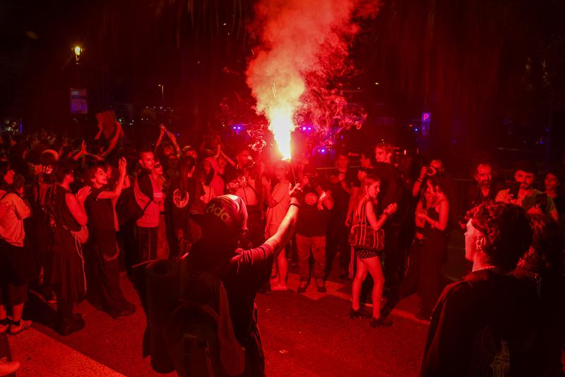Tensió davant del Palau de Congressos després que alguns manifestants hagin intentat trencar el blindatge del recinte