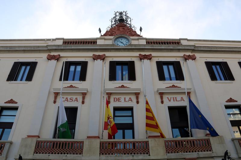 Flags at half mast in Lloret de Mar's town hall for the victims of the hot air balloon crash in Turkey