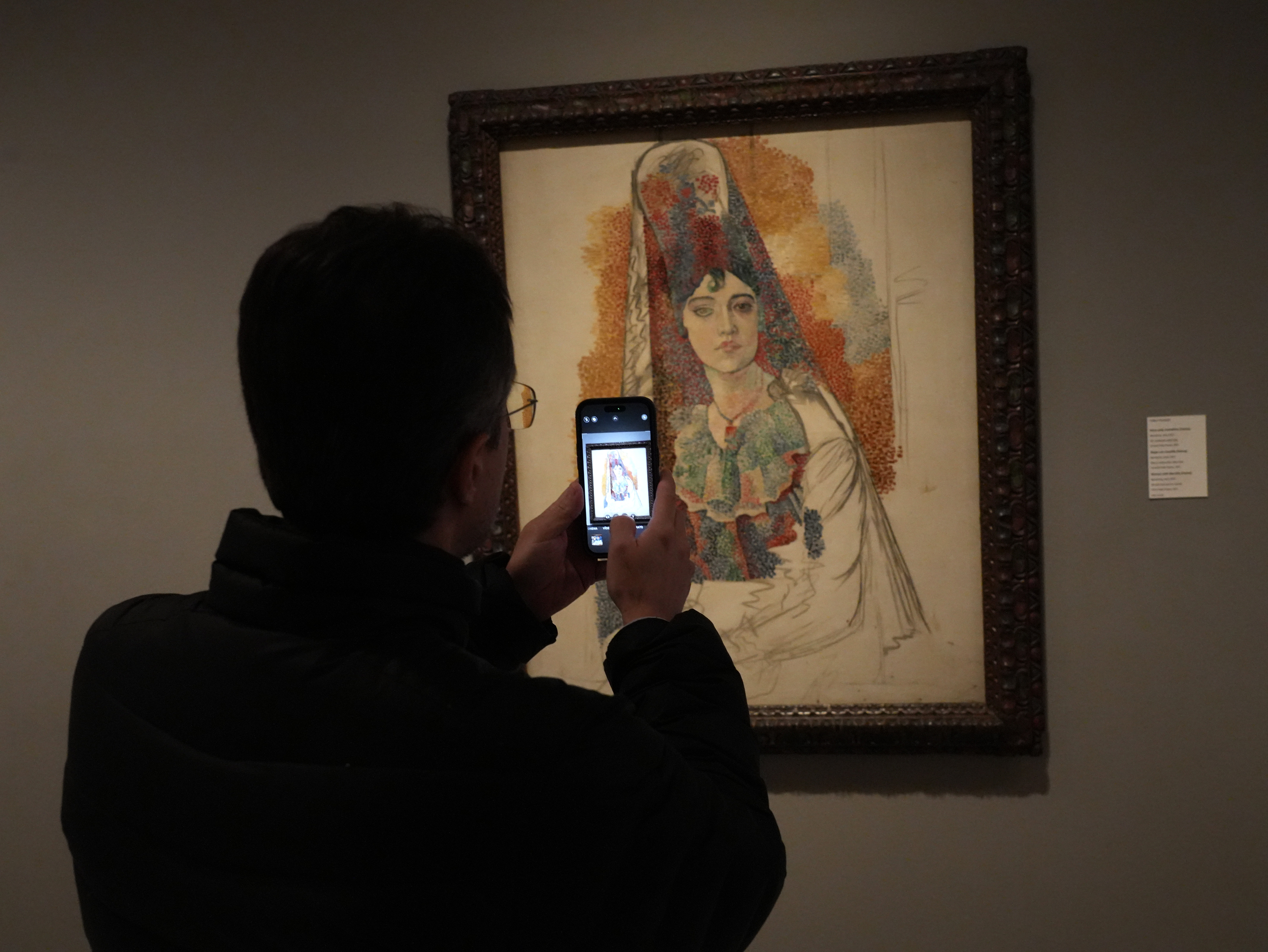 Diversos visitants observen les obres del Museu Picasso de Barcelona