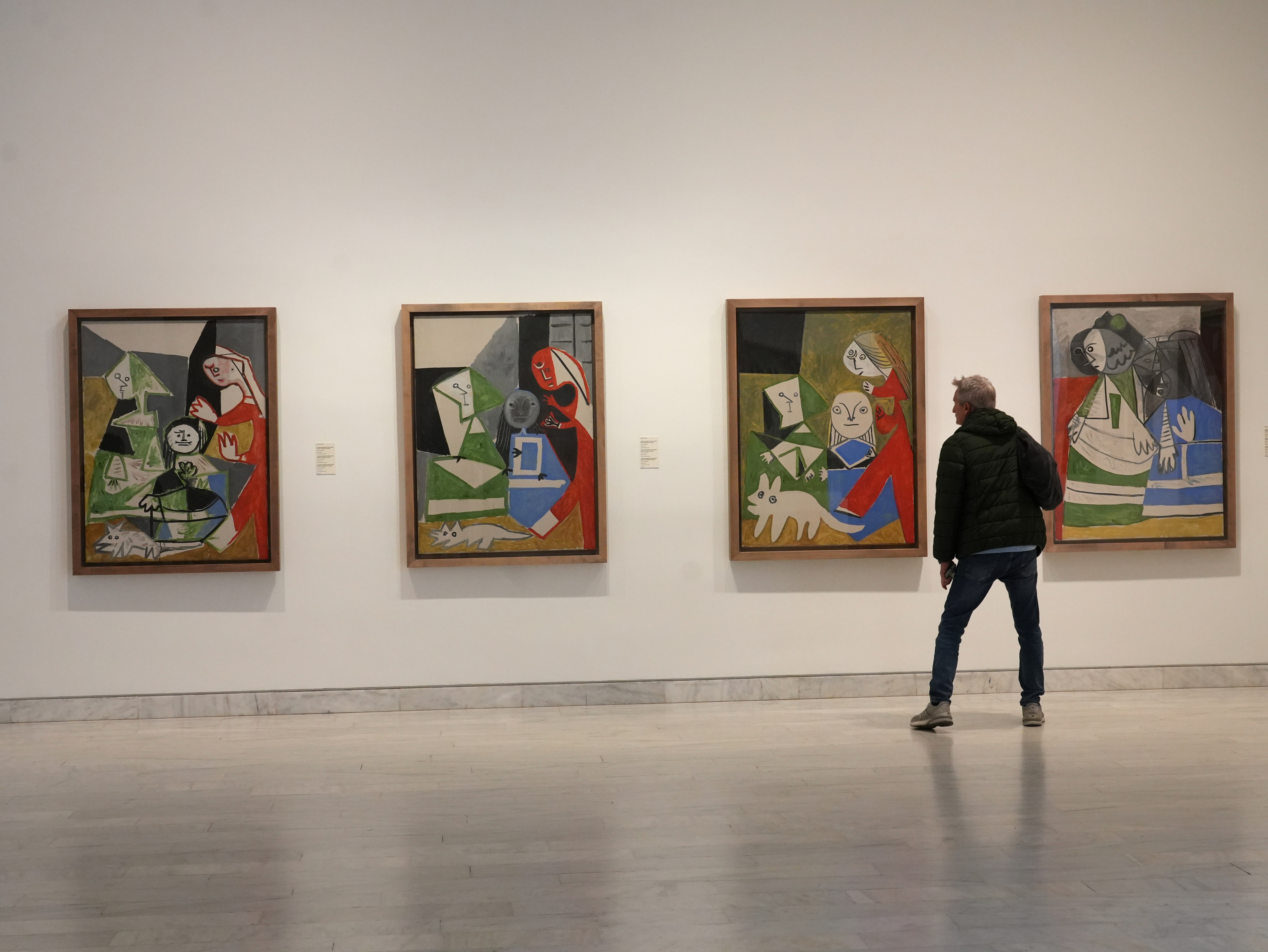 Un visitant observa obres del Museu Picasso de Barcelona