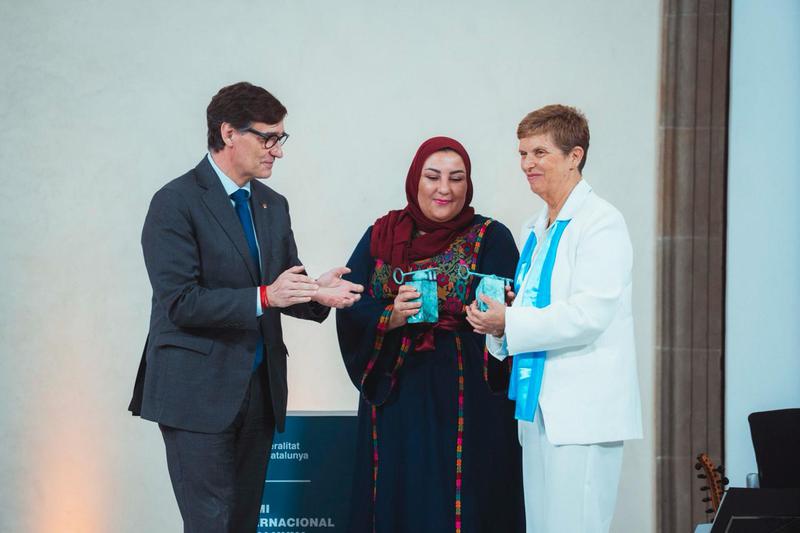 President Salvador Illa applauds peace activists Reem al-Hajajreh and Yael Admi after awarding them the Catalonia International Prize