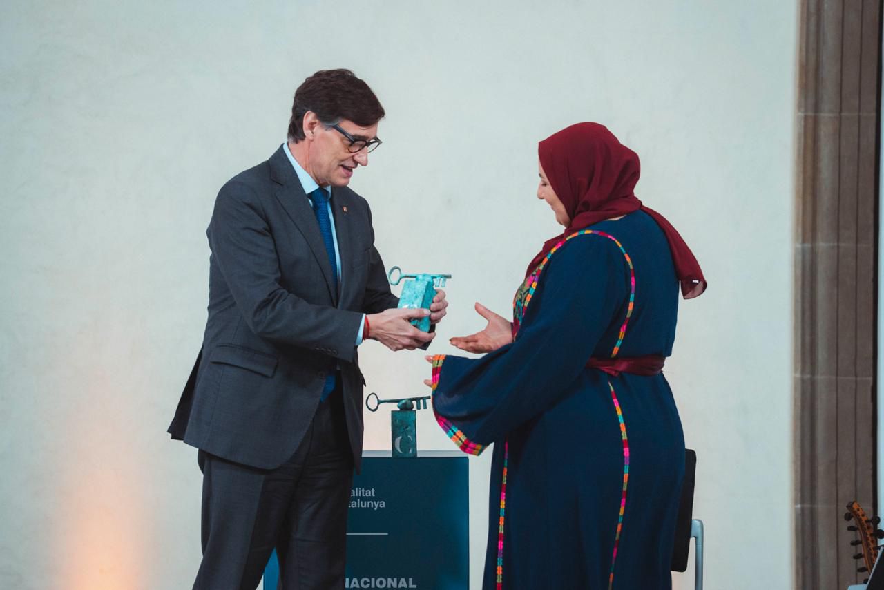 President Salvador Illa presents the Catalonia International Prize to Reem al-Hajajreh